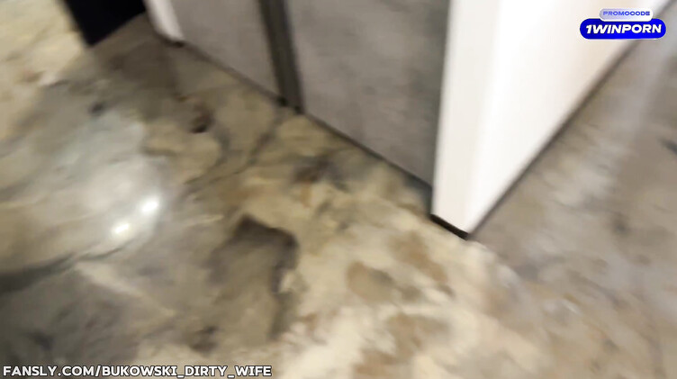 Замужняя горничная в униформе сосет и ловит сперму шефа ртом