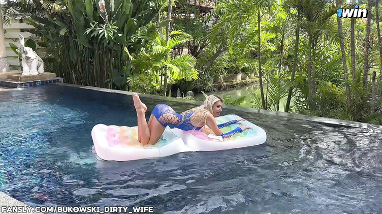 Блондинка Тори Свит трахается с мужем в бассейне на Пхукете