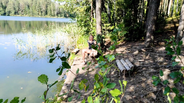 Трахнул незнакомку на природе, застукав ее за мастурбацией