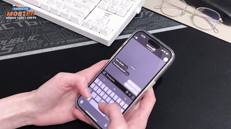 Стройные: Моя девушка лишила меня девственности после интимного разговора с подругой по телефону