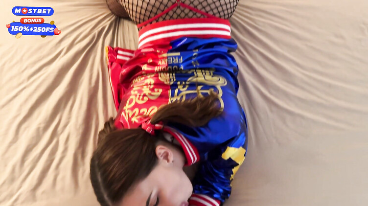 Парень в маске ебет в рот и киску русскую Харли Квинн