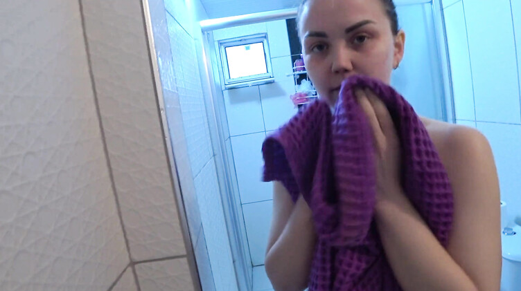 Сперма на попке: Соседка долго мылась в душе, грубо ее трахнул!