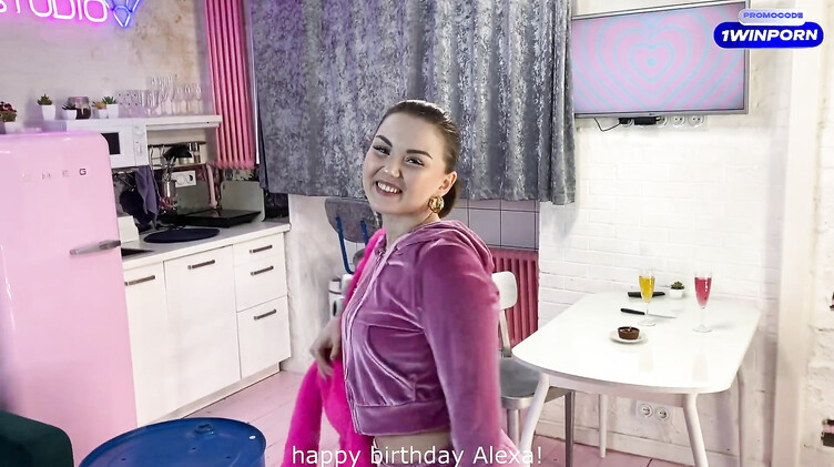 Любительское порно: Отодрал русскую жопастую именинницу на ее День рождения