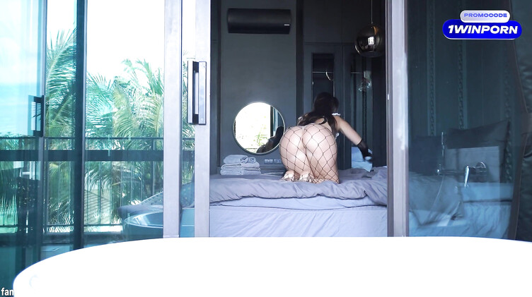 В сетке: Богатый качок дерет пышнозадую служанку в униформе