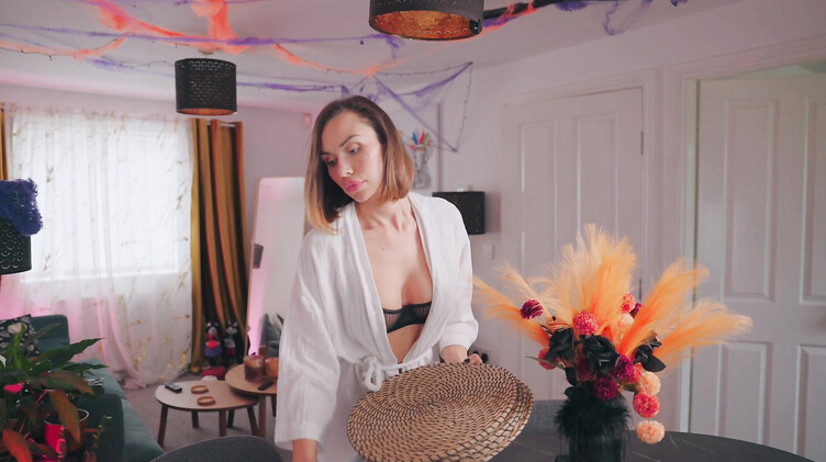 Милфы: Силиконовая русская мачеха застыла на Хэллоуин и пасынок воспользовался ее киской и жопой