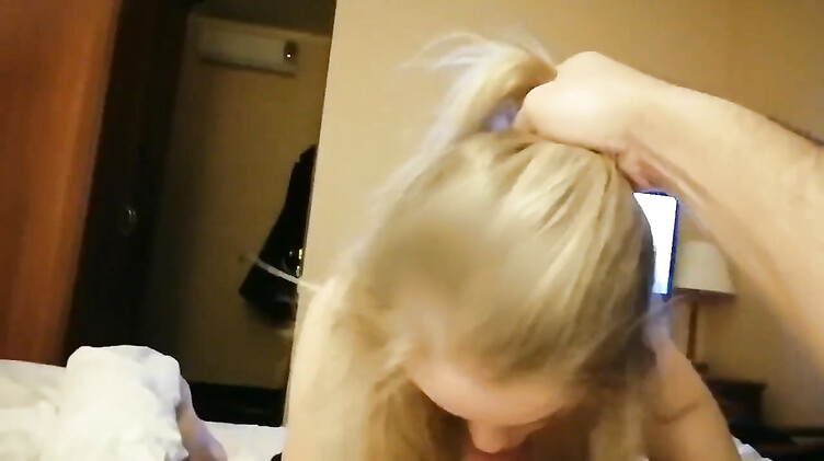 Блондинки: Замужняя любовница сосет чужой хуй от первого лица в позе 69