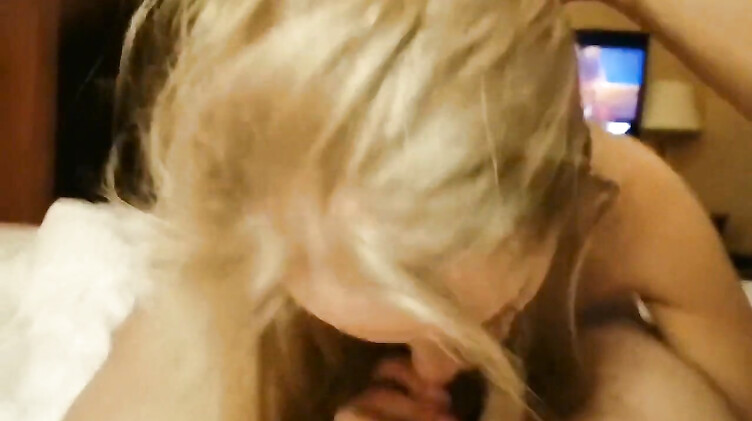 Русское порно: Замужняя любовница сосет чужой хуй от первого лица в позе 69