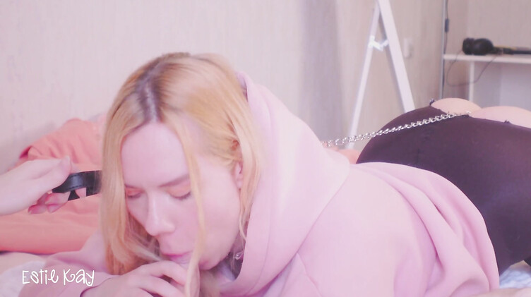 Estie Kay: Блондинка выдавливает кончу из прожаренной братом жопы