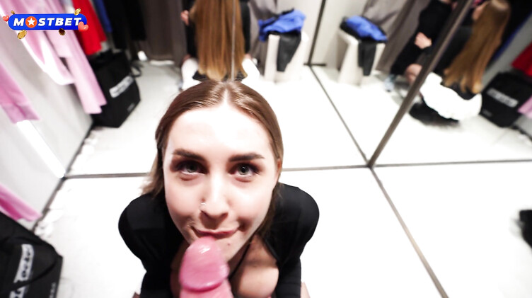 Сочно отсосала и глотнула сперму в примерочной торгового центра