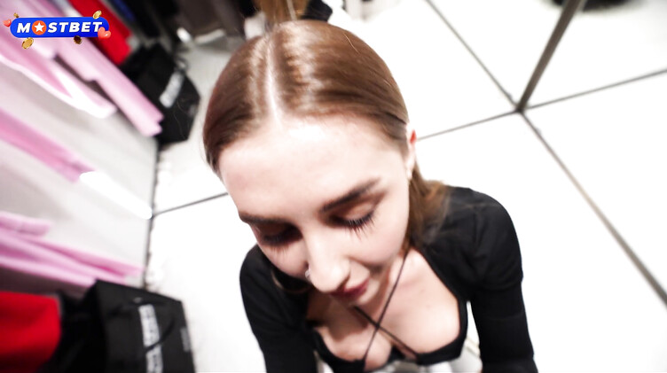 HD порно: Сочно отсосала и глотнула сперму в примерочной торгового центра