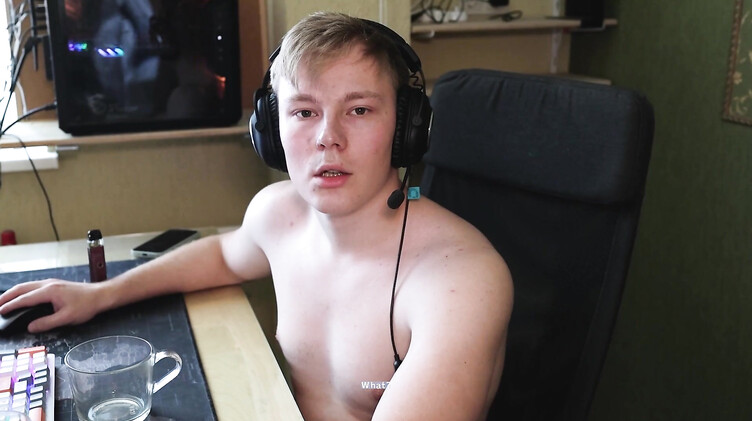 С разговорами: Жена бурно кончила, трахнувшись раком на компьютерном столе геймера задрота