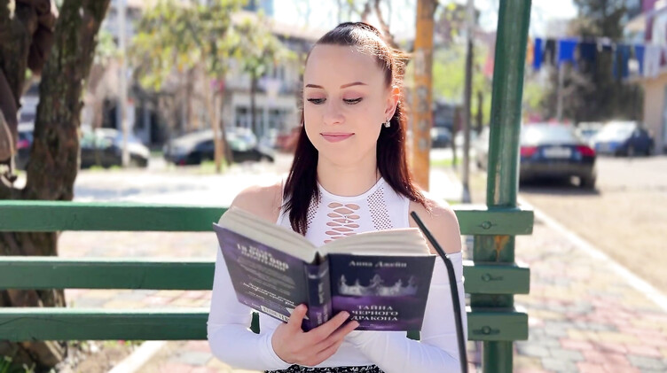 Русское порно: Запикапил и трахнул любительницу книг