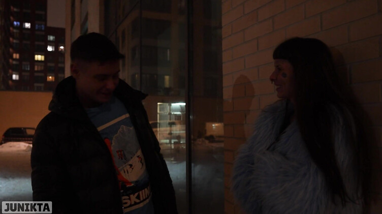 На балконе: Публичное порно с русской бездомной в лифте и в подъезде