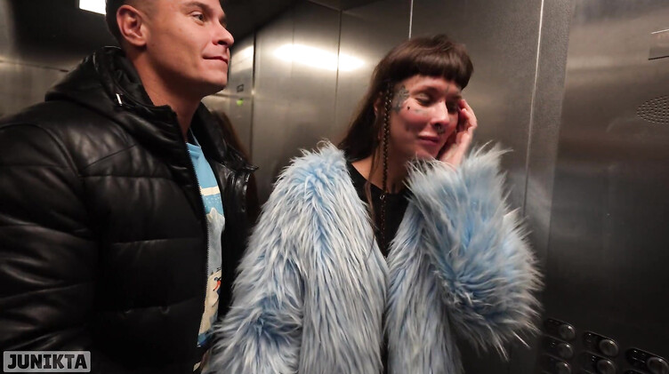 Сперма на лице: Публичное порно с русской бездомной в лифте и в подъезде