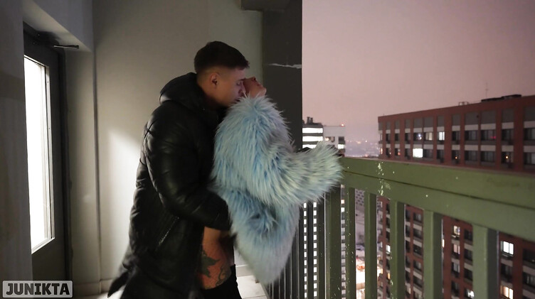 Раком: Публичное порно с русской бездомной в лифте и в подъезде