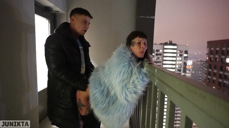 Marseline Black: Публичное порно с русской бездомной в лифте и в подъезде