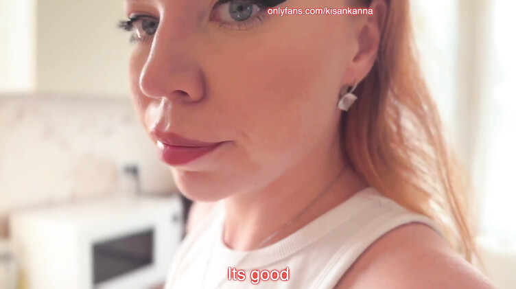 В трусиках: Рыжая Кисанка Анна сосет толстый хуй, добывая сперму для завтрака