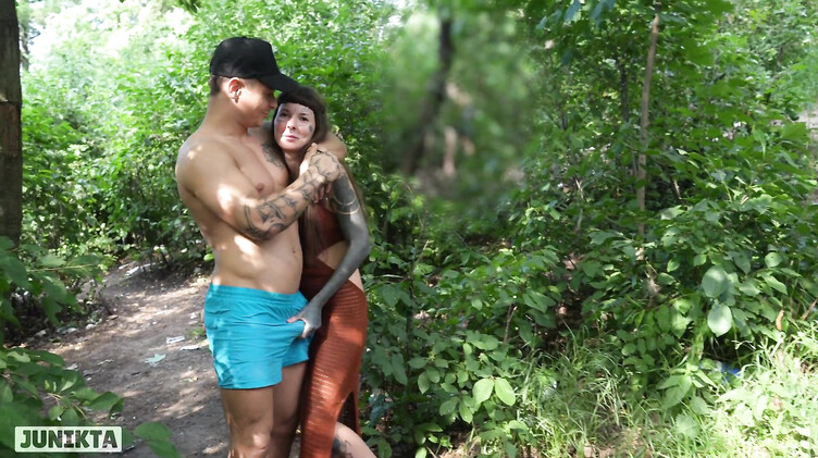 Русские неформалы жестко ебутся в палатке на природе