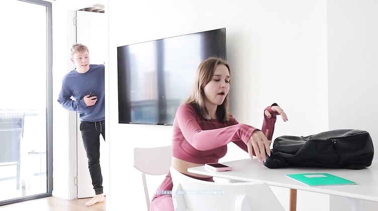 Русское порно: Отчим сбил целку, трахая падчерицу в задницу за плохие оценки