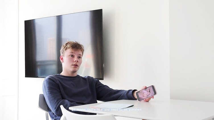 Русское порно: Отчим сбил целку, трахая падчерицу в задницу за плохие оценки