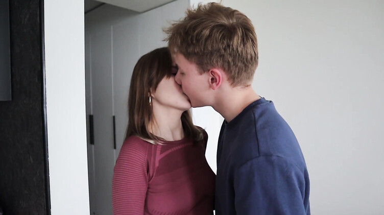 Наездница: Отчим сбил целку, трахая падчерицу в задницу за плохие оценки