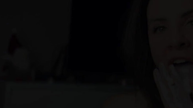 Соло: Брюнетка намазывает киску и сиськи взбитыми сливками в соло видео