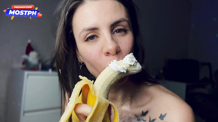 HD порно: Брюнетка намазывает киску и сиськи взбитыми сливками в соло видео