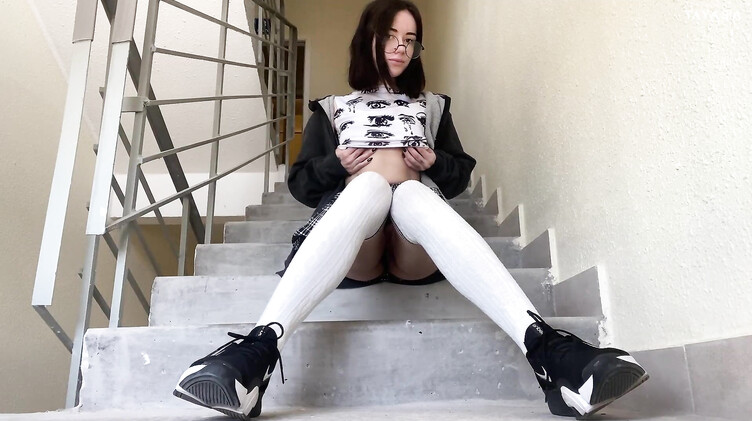 Любительское порно: 18-летняя сквиртит от мастурбации в подъезде, прогуливая пары