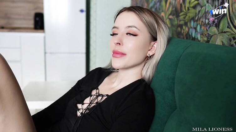 Опять оплачивает отсосом свою часть за аренду квартиры