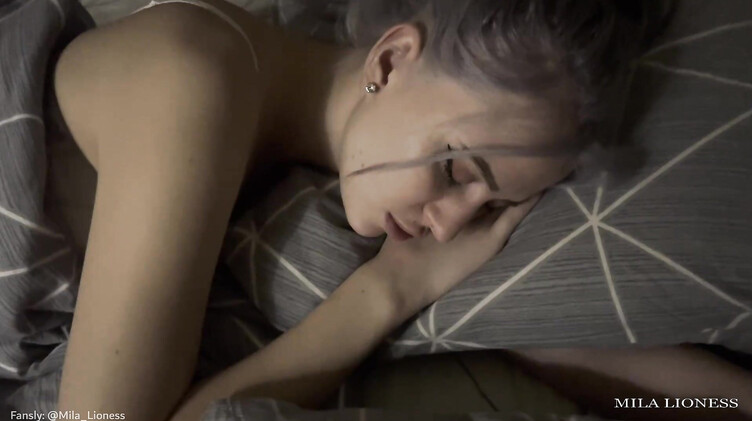 Домашнее порно: Сонная сестра с похмелья отсосала и потрахалась с братом