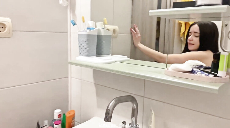 Глотает сперму после перепихона и минета в ванной