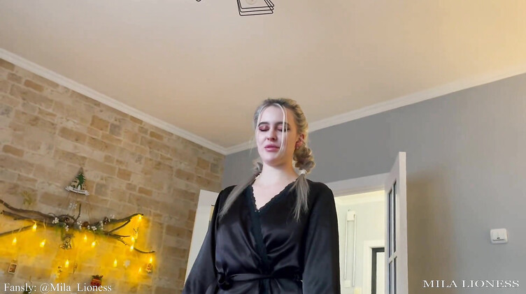 На диване: Мачеха сосет хуй и трахается с шантажистом пасынком