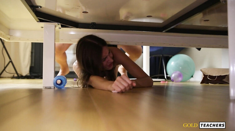 Стройняшка получила хуй в очко, застряв под кроватью