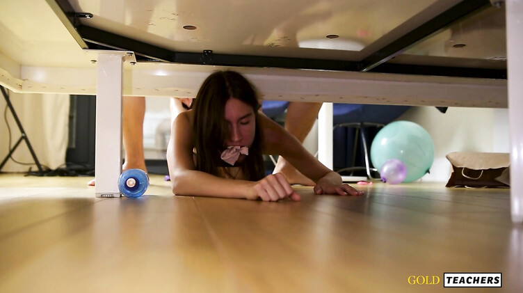 Стройняшка получила хуй в очко, застряв под кроватью