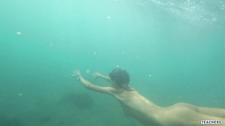 Снимает в море под водой голую худышку крупным планом