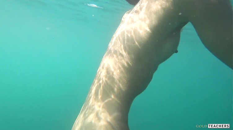 Снимает в море под водой голую худышку крупным планом