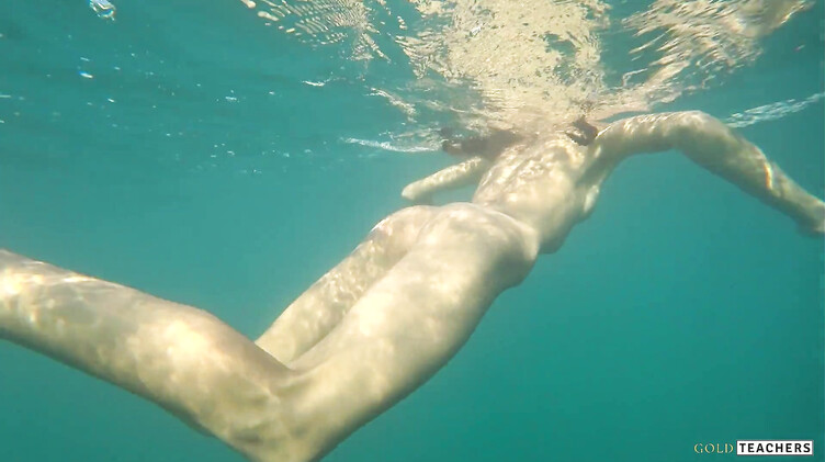 Снимает в море под водой голую худышку крупным планом