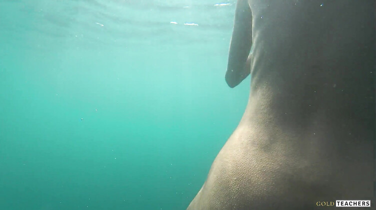 Снимает в море под водой голую худышку крупным планом