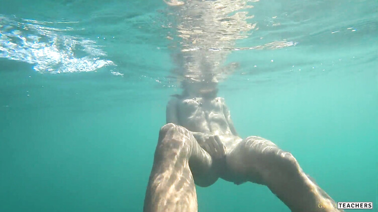 Снимает в море под водой голую худышку крупным планом