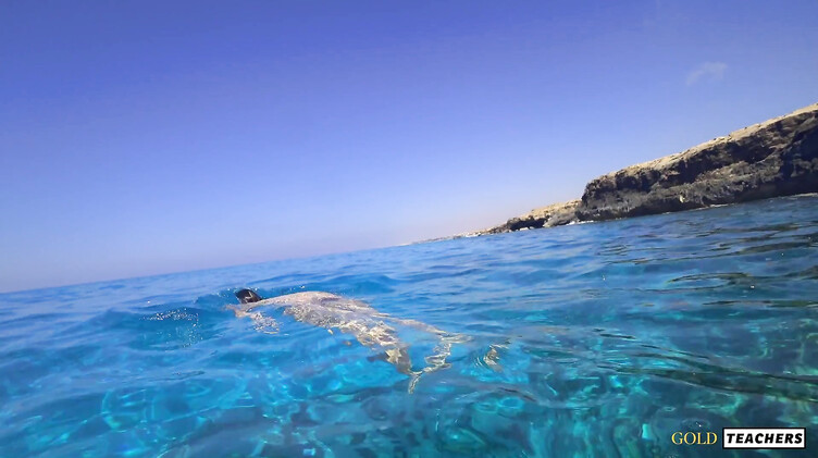 Русская с маленькими сиськами купается голышом на Кипре