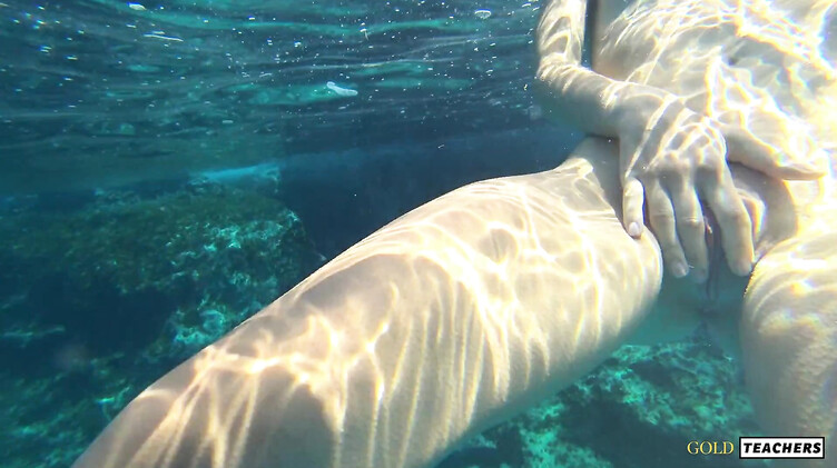 Русская с маленькими сиськами купается голышом на Кипре