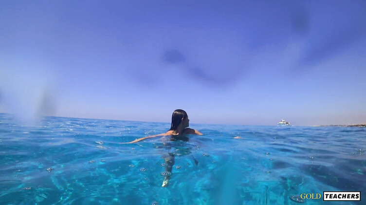 Русская с маленькими сиськами купается голышом на Кипре