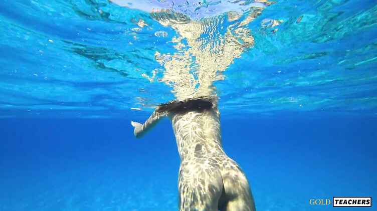 Русская с маленькими сиськами купается голышом на Кипре