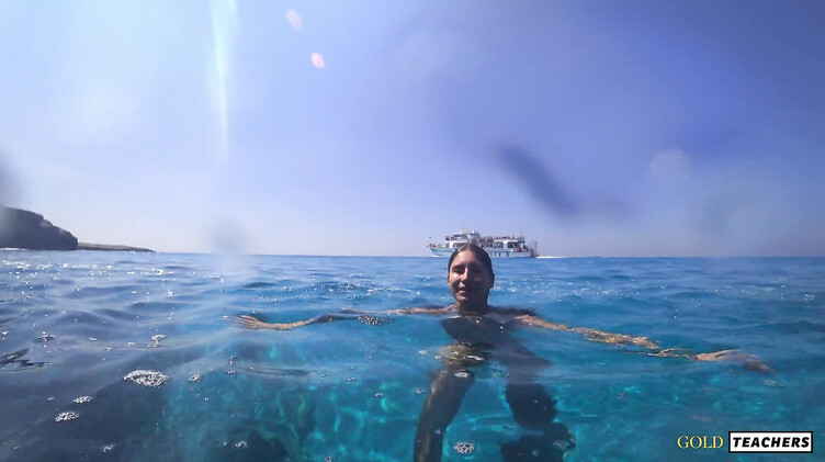 Русская с маленькими сиськами купается голышом на Кипре