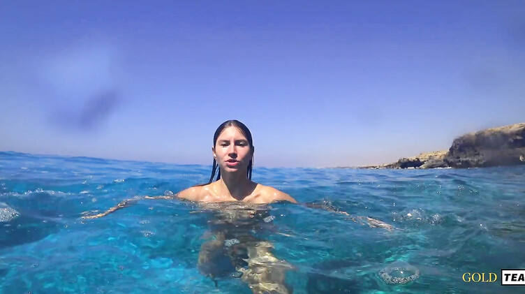 Русская с маленькими сиськами купается голышом на Кипре