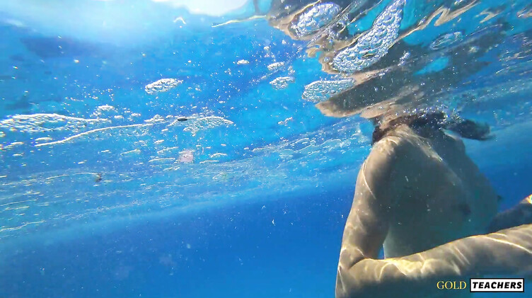 Русская с маленькими сиськами купается голышом на Кипре