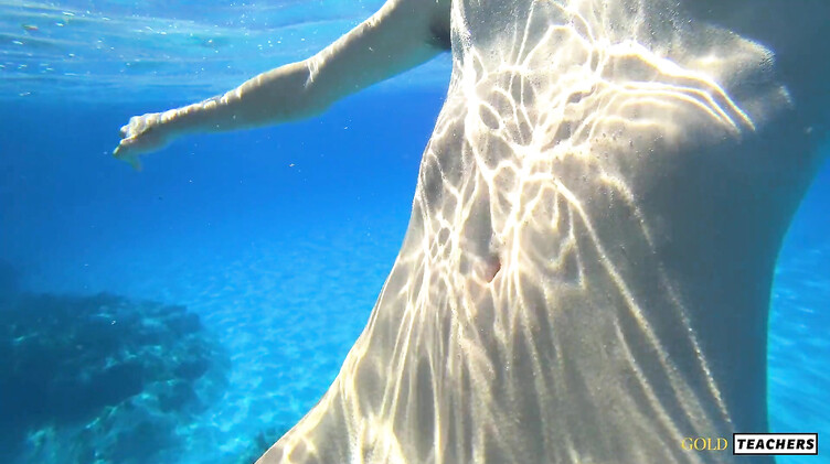 Русская с маленькими сиськами купается голышом на Кипре