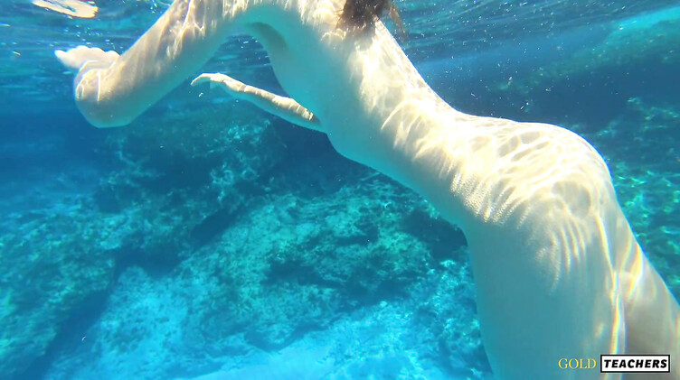 Русская с маленькими сиськами купается голышом на Кипре